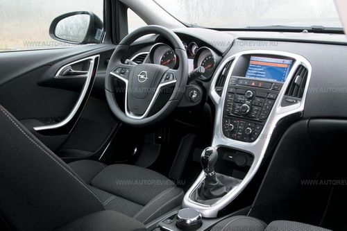 Внутри Astra — это Insignia в миниатюре: те же формы и много общих деталей. Интерьер стал «теплее» и просто приятнее на глаз. К эргономике не придерешься, к качеству тоже. Особенно хороша версия Sport с черными глянцевыми вставками и отделкой «под алюминий». А вот спортивный руль с рельефным ободом — уже излишество: стандартная баранка ничуть не хуже