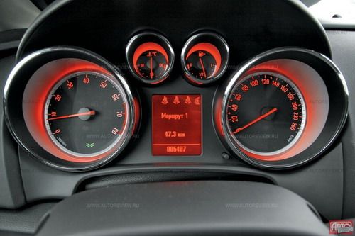 Приборы помельче, чем на Инсигнии, и тоже с двумя режимами подсветки...