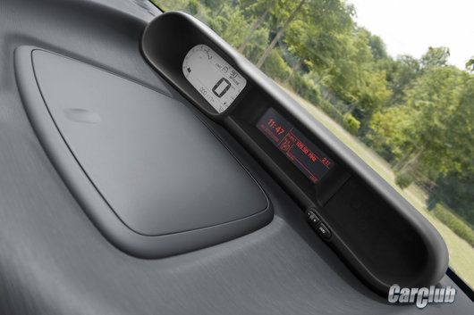 Не передней панели разместился щиток приборов, отображающий все необходимые параметры скорости, оборотов, бортового компьютера и аудиосистемы. Фото с сайта  