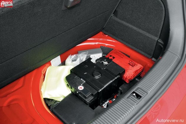 Запасное колесо принесено в жертву развесовке — его место занял аккумулятор и ремкомплект с компрессором