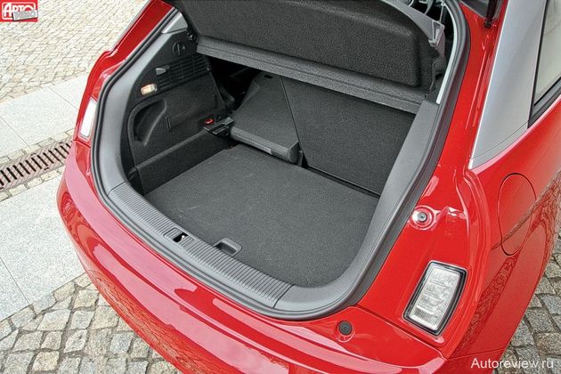 Багажник Audi А1 всего на десять литров меньше, чем у Polo, есть двойной пол, а разрезные спинки заднего дивана откидываются в одно движение