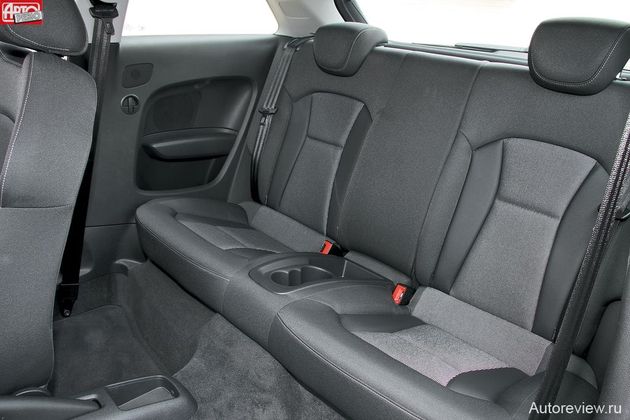 Простор на задних местах условный, скорее это место для багажа — не зря на боковинах приладили мощные откидные крючки для сумок. Кстати, при определенной сноровке водитель и передний пассажир могут пользоваться подстаканниками в подушке заднего дивана