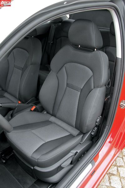 Баланс между комфортом и спортивностью кресел выдержан идеально, а их профиль безупречен