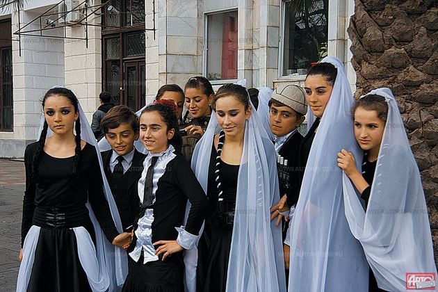 Небольшой праздник: школьники немного стесняются, но очень гордятся своими костюмами