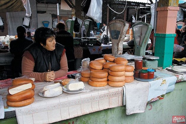 От запаха копченого сыра на рынке Сухума можно сойти с ума, а вот чая продают мало: после войны 1992—1993 годов некогда сильная отрасль пришла в упадок