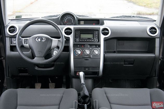 Интерьер Крутого медведя прямолинеен и симметричен, однако в отсутствии дизайнерского «изюма» его упрекнуть сложно