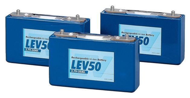 Тяговая батарея — из 88 литий-ионных элементов LEV50 фирмы Lithium Energy Japan, скомпонованных в блоки по четыре. Масса каждого элемента — 1,8 кг, рабочее напряжение — 3,75 В. К кузову батарея крепится через собственный силовой подрамник, вместе с ним и защитными кожухами ее масса составляет 230 кг. Система охлаждения — воздушная: батарея обдувается забортным воздухом либо воздухом, прошедшим через салонный кондиционер