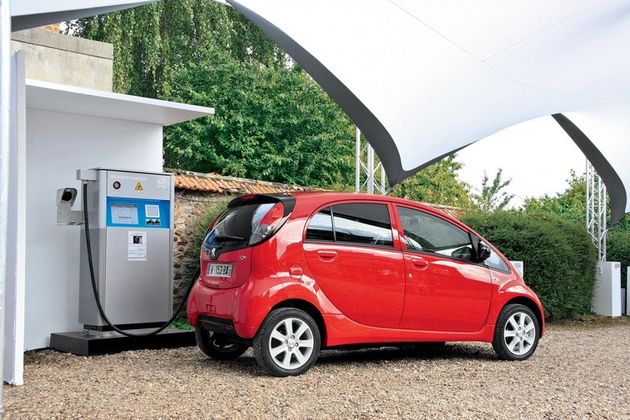 Peugeot iOn в любом ракурсе выглядит так, словно смотришь на него через широкоугольный объектив. Зарядить батарею на 80% от такого 380-вольтового терминала можно всего за 30 минут, но даже в Париже таких станций пока нет, а предназначенных специально для электромобилей 220-вольтовых терминалов — всего 66 на весь город