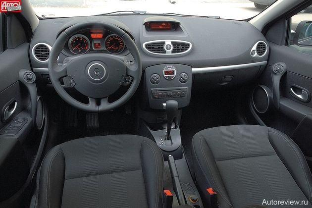 На вид салон Renault попроще, чем у соперников, но по качеству материалов и сборки им не уступает