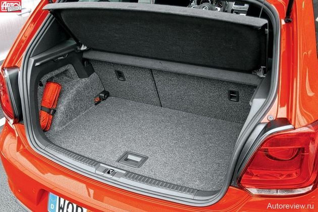 Багажник невелик (185 литров), зато под полом — докатка!