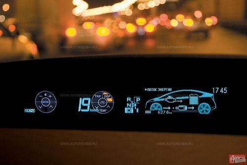 Кнопками на руле можно корректировать температуру салонного воздуха и — спасибо, Toyota! — включать режим рециркуляции. А чтобы меньше при этом отвлекаться, «дубликат» клавиш кратковременно загорается на центральном дисплее 