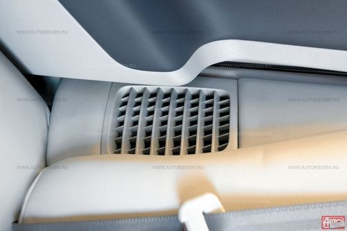 Сзади в Приусе просторнее и удобнее, чем в Пассате, расстраивает лишь скользкая кожа обивки. По бокам сиденья — воздухозаборники тяговой батареи