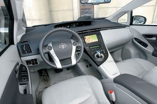 В авангардном интерьере Приуса угадываются черты хэтчбеков Auris и Yaris, но овальный руль — «гибридная» особенность
