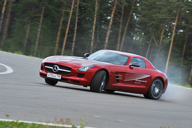 Даже в предельных режимах SLS AMG остается послушным и понятным