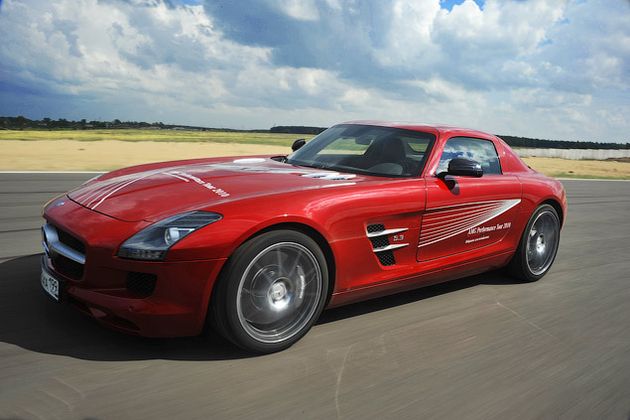 До "сотни" SLS AMG ускоряется за 3,8 секунды, а до 160 и 200 км/ч - за 7,5 и 11,1 секунды