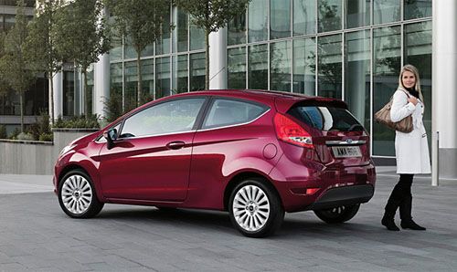 Цвет "магента" (или, по-нашему, темно-вишневый) - один из 15 вариантов окраски, доступных покупателям новой "Фиесты".