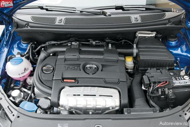 Двигатель 1.4 TSI с непосредственным впрыском топлива (под давлением 150 бар) оснащен механическим нагнетателем, который улучшает наполнение цилиндров на малых оборотах: при частичных нагрузках — до 2400 об/мин, при полных — до 3500 об/мин, когда достигает максимальной эффективности работающий параллельно турбокомпрессор