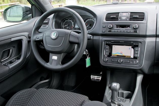 Отличия в отделке салона ограничиваются шильдиками «RS» да металлическими накладками на педалях. Навигации, доступной в Европе, у нас не будет