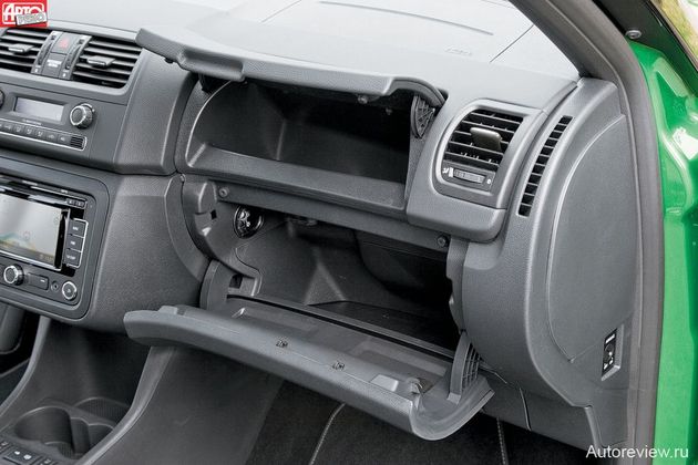 С пассажирской подушкой безопасности уживаются два бардачка: нижний — с охлаждением