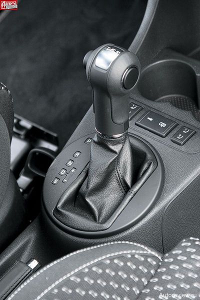 Семиступенчатая коробка DSG позволяет переключать передачи в ручном режиме. А заказав в качестве опции подрулевые лепестки, это можно делать, не снимая рук с руля