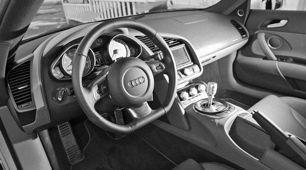 Залезать в салон удобно, да и сидеть — тоже. Пожалуются лишь высокие водители, которым приходится сгибать ноги сильнее, чем хотелось бы. Зато пассажир всегда может сидеть с полностью вытянутыми ногами