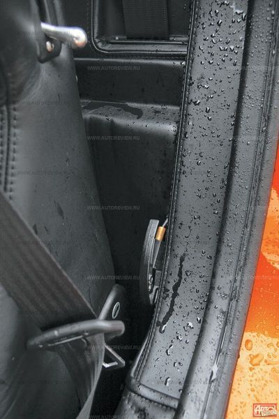 Хлипкой пластиковой ручкой багажник открывается каждый раз как последний