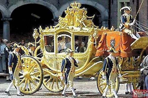 Самый известный гужевой Spyker — Золотая карета, которую братья в 1898 году преподнесли королеве Вильгельмине по случаю ее инаугурации. Карета до сих пор служит в королевском гараже