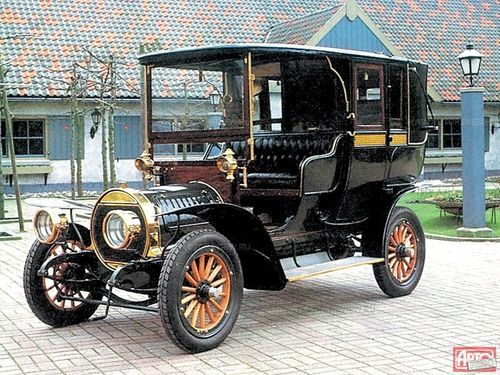 Фирменной чертой довоенных Спайкеров вроде этой модели 15/22 HP 1907 года был круглый радиатор. На фото — автомобиль со стандартным шасси и кузовом ландо работы ателье Ротшильда