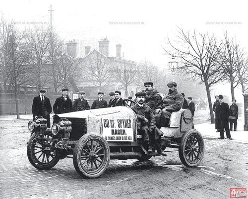 Spyker 60/80 HP 1903 года был развитием модели 36/50 HP и преподносился как спортивный автомобиль, но и с увеличенным до 8,8 л рабочим объемом двигателя Spyker был тяжеловат для дорожных гонок, зато полный привод помогал в соревнованиях по подъему на холм