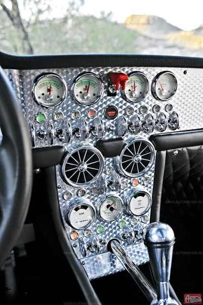 Тумблеры верхнего ряда с водительской стороны отвечают за свет, с пассажирской — за дворники, омыватель и спортивный режим глушителя. В самом нижнем ряду — управление распределением потоков вентиляции