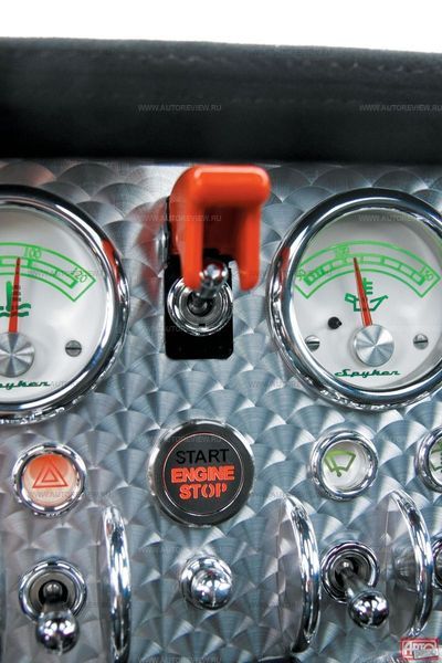 «Летное» настроение задает каждый пуск двигателя, под красной крышкой — тумблер зажигания