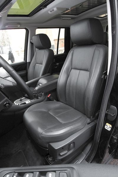 Геометрия и профиль сиденья Discovery хороши, но короткая подушка не устроит длинноногих водителей, а куцые выступы боковой поддержки не могут удержать тело в поворотах