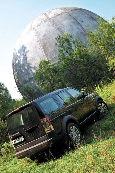 Откуда на лесной поляне под Дубной радиопрозрачный стеклопластиковый купол для укрытия антенн? Местные говорят, что его уронил вертолет при транспортировке…