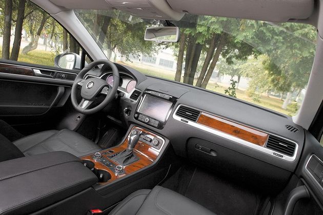 Интерьер стал менее напыщенным, а материалы — приятнее на ощупь. Например, козырек над приборами теперь из мягкого пластика