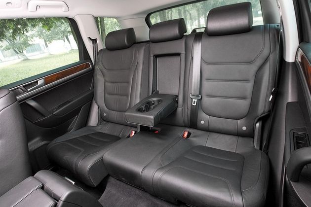 Сзади стало заметно просторнее! Сиденье можно двигать вперед-назад в диапазоне 16 см, а угол наклона спинки — с трехступенчатой регулировкой. Несмотря на низкую подушку, сидеть удобно. Жаль, в подлокотнике теперь нет объемного бокса, а подстаканники мешают на него опереться