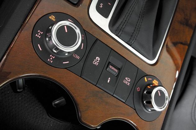 Пульт управления трансмиссией и пневмоподвеской практически не изменился, только барабанчики теперь не утапливаются