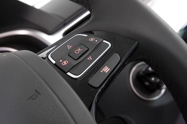 Перекрестие кнопок на правой спице заведует борткомпьютером. Клавиша снизу — для углубления в уровни меню