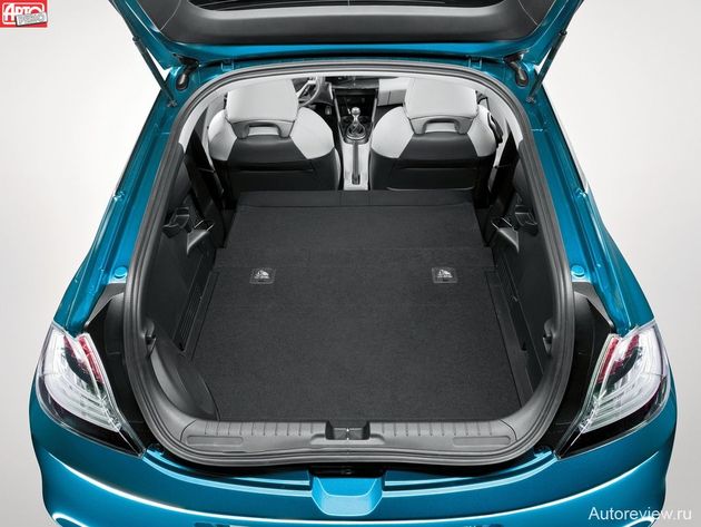 Багажник невелик. Но производитель напоминает, что при сложенной задней банкетке сюда можно поставить две сумки для гольфа