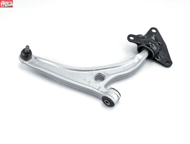 Рычаги передней подвески сделаны из алюминия, что позволило сократить неподрессоренные массы на 2 кг на каждом колесе