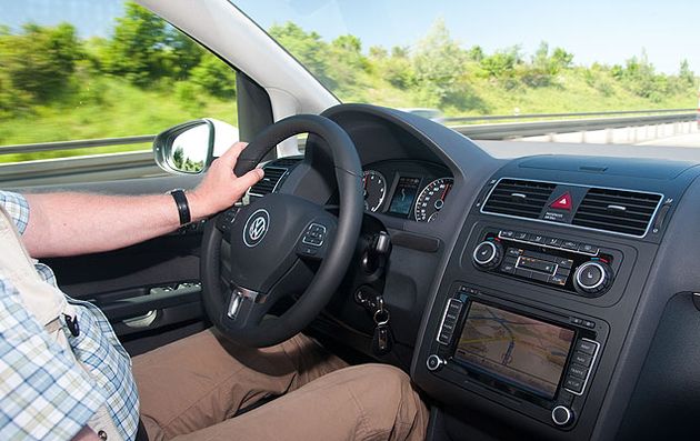 Интерьер "Турану" достался вместе с шасси от шестого "Гольфа". После рестайлинга список опции был дополнен панорамным стеклянным люком, камерой заднего вида и адаптивным "биксеноном" со светодиодами дневного света