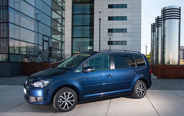 Глядя на "Туран" со стороны, не верится, что со 140-сильным бензиновым движком он расходует меньше семи литров бензина на 100 километров