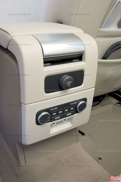 Мультимедийная система со встроенными в передние подголовники экранами управляется с торца центрального подлокотника, а пульт, спрятанный под его крышкой, предназначен…