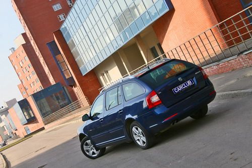 Европейцы любят путешествовать на своих автомобилях, и вместительность машины для них играет одну из определяющих ролей. Фактически не уступая в цене, универсалы зачастую в разы вместительнее седанов. Может и нам пора брать с них пример? Фото с сайта carc