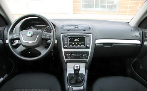 Что касается салона, то здесь повсюду немецкая педантичность и точность. Четкие прямые линии, все на своих местах. Скучно? Зато удобно. Эргономика на твердую пятерку. Отличные сиденья с необходимыми регулировками и отличным профилем не дадут устать даже в