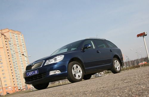 Подвеска  Octavia  по-европейски жесткая, в салон со всеми подробностями передается информация о неровностях дорожного полотна. А вот шумоизоляция здесь отменная! С закрытыми окнами бесшумными становятся даже проезжающие мимо грузовики, а на высокой скоро