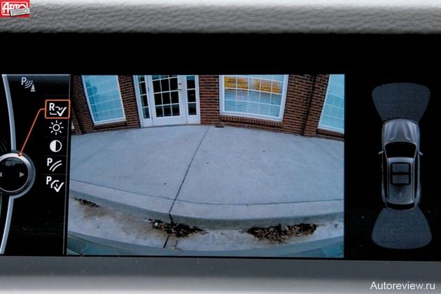 Камера заднего вида и двухсторонний парктроник с хорошей визуализацией облегчают парковку