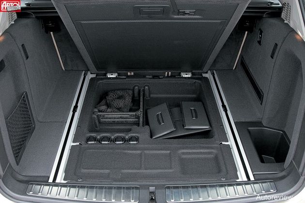 В подполье бокс-органайзер, крючки для крепления багажа и никакой запаски — в случае прокола шины Run Flat позволяют проехать 80—100 км со скоростью 80 км/ч