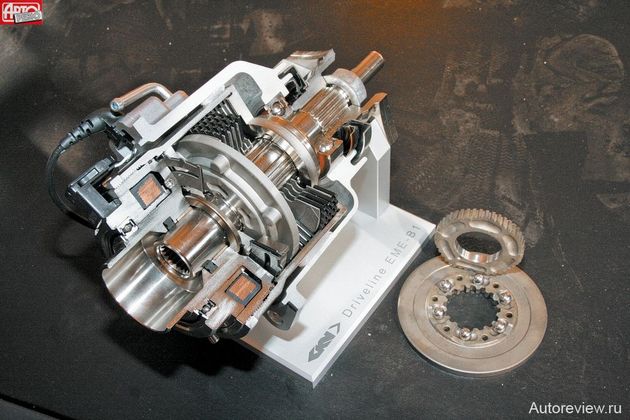 Привод на задние колеса полноприводной версии подключается многодисковой муфтой GKN, закрепленной на подрамнике задней подвески. Включением заведует электромагнитное сцепление, а сжатием фрикционов — пара дисков с заключенными между ними шариками: при проворачивании один диск отдаляется от другого, сжимая пакет мокрых фрикционов. При нагреве масла выше 150°С муфта автоматически размыкается, но, как уверяют инженеры, в реальной жизни до этого не доходит