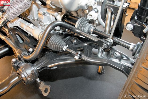 Архитектура передней подвески типа McPherson такая же, как у хэтчбека, но, например, нижние рычаги здесь крупнее. А ездовое «чувство Mini» обеспечивается «жестким» шарниром вместо «податливого» сайлент-блока