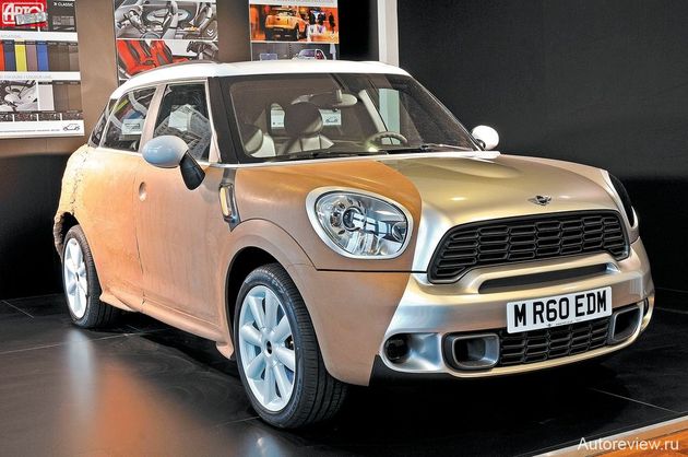 Дизайнеры признают, что они с трепетом следили за реакцией публики на концептуальные кроссоверы. Сделать автомобиль визуально компактнее помогли большие колеса (на заказ — вплоть до 19-дюймовых!), короткие свесы и широкие пластиковые окантовки колесных арок. Без хрома никак, хотя больше половины покупателей все равно заказывают дополнительные «блестяшки». А характерная ноздря версии Cooper S, сползшая под поджатую губу радиаторной решетки, теперь снова функциональная: воздух сквозь нее обдувает тот же радиатор, что и поток, проходящий через основную решетку